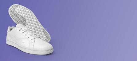 bannière avec une nouvelle paire de baskets blanches isolées sur fond violet très péri. paire de chaussures sportives pour maquette. chaussures de sport élégantes à la mode. photo