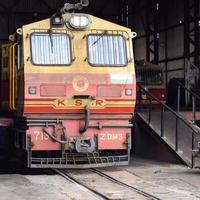 kalka, haryana, inde 14 mai 2022 - moteur de locomotive diesel de train jouet indien à la gare de kalka pendant la journée, moteur de locomotive diesel de train jouet kalka shimla photo