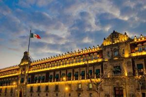 palais national avec le drapeau du mexique photo