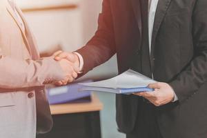 poignée de main d'homme d'affaires ensemble pour le travail réussi du projet ou le concept de finition de l'ordre du jour du contrat. photo