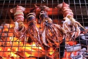 barbecue de calamars sur feu de bois chaud feu de bois délicieux délicieux fruits de mer photo