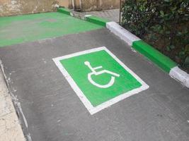 le symbole d'une voie spéciale pour personnes handicapées sur la route dans la zone d'accès à l'entrée de l'hôpital photo