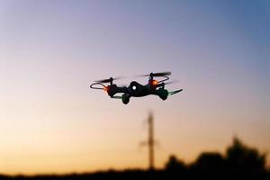 Drone jouet quad copter contre ciel coucher de soleil photo