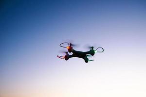 Drone jouet quad copter contre ciel coucher de soleil photo