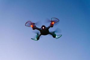 Drone jouet quad copter contre ciel coucher de soleil photo