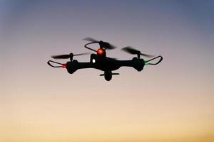 Drone jouet quad copter contre ciel coucher de soleil photo