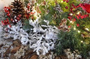 grands épicéas artificiels. les arbres sont décorés de belles boules brillantes et colorées. branches avec pommes de pin, coton blanc. décorations de vitrine belles et élégantes photo