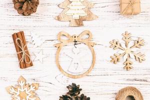 compositions de noël. cadeau, décoration de noël, flocon de neige, pommes de pin. vue de dessus à plat. tonique photo