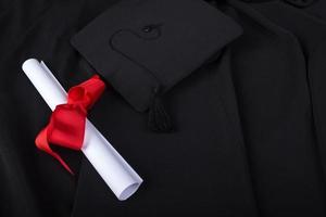 jour de l'obtention du diplôme. une robe, une casquette de graduation et un diplôme et disposés prêts pour le jour de la remise des diplômes photo