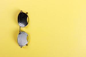 lunettes à sténopé sur un tableau des yeux des enfants photo