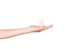 main féminine tenant une bouteille de crème de lotion isolée. girl, donner, tube, produits cosmétiques, blanc, fond photo
