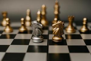 jeu d'échecs à deux chevaux. concept de planification et d'intelligence de la stratégie marketing du chef d'entreprise. photo