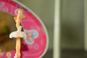 figurine d'une ballerine debout sur une boîte à musique photo