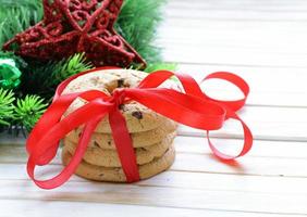 biscuits au chocolat avec des branches d'arbre de Noël et des décorations photo