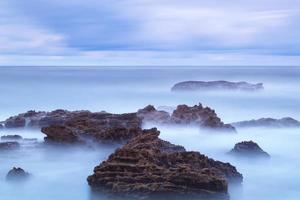 paysage de mer de pierres de relief dans les vagues en mouvement. photo