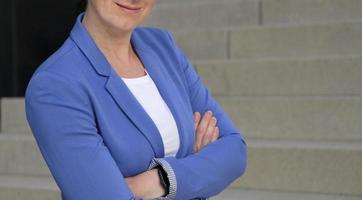 femme professionnelle dans une chemise blanche et une veste de costume bleue photo