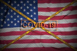 drapeau des états-unis d'amérique et timbre covid-19 avec croix de bande de bordure de quarantaine orange. coronavirus ou concept de virus 2019-ncov photo