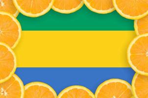 drapeau du gabon dans un cadre de tranches d'agrumes frais photo