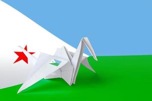 drapeau djibouti représenté sur une aile de grue en papier origami. concept d'art fait à la main photo