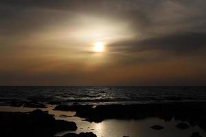 le soleil se couche sous l'horizon sur la mer méditerranée dans le nord d'israël. photo