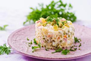 salade russe traditionnelle olivier. salade du nouvel an. salade de fête. photo