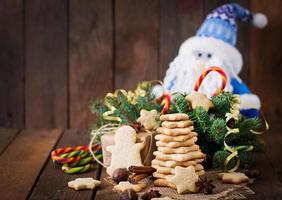 Biscuits de Noël et guirlandes sur un fond de bois photo