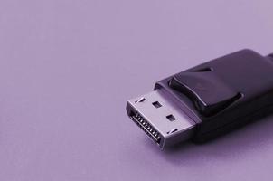 Connecteur DisplayPort mâle 20 broches plaqué or pour une connexion sans faille sur fond violet photo