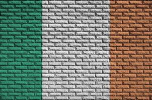 Le drapeau irlandais est peint sur un vieux mur de briques photo