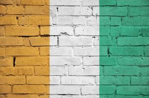 le drapeau de la côte d'ivoire est peint sur un vieux mur de briques photo