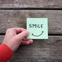 sourire sur le post it, sentiments et émotions photo