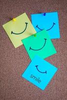 sourire sur le post it, sentiments et émotions photo