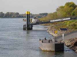 le rhin et la ville de dusseldorf photo