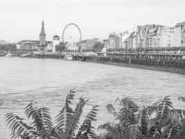 le rhin et la ville de dusseldorf photo