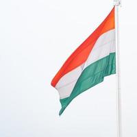 drapeau indien flottant, drapeau indien le jour de l'indépendance et le jour de la république de l'inde, agitant le drapeau indien, har ghar tiranga photo