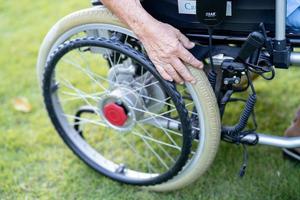 patiente asiatique âgée ou âgée vieille dame sur fauteuil roulant électrique avec télécommande à l'hôpital de soins infirmiers, concept médical solide et sain photo