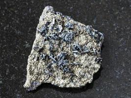 cristaux de magnétite sur pierre brute dans l'obscurité photo