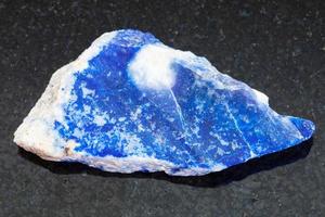 pierre de lapis-lazuli lazurite brute sur dark photo