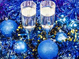 Voir ci-dessus des verres en décorations de Noël bleu photo