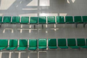 les chaises vertes sont alignées depuis la vue de dessus. photo