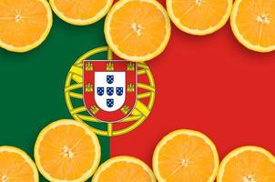 drapeau du portugal dans le cadre horizontal de tranches d'agrumes photo