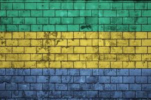 Le drapeau du Gabon est peint sur un vieux mur de briques photo