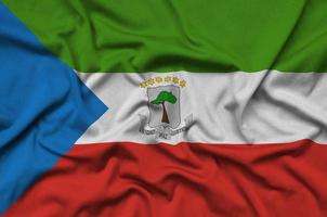 le drapeau de la guinée équatoriale est représenté sur un tissu de sport avec de nombreux plis. bannière de l'équipe sportive photo