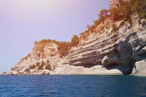 paysage de montagnes rocheuses naturelles de turquie au-dessus de l'eau de mer bleue photo