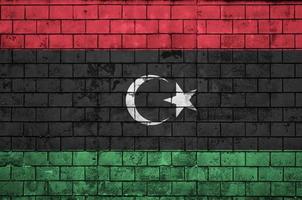 le drapeau de la libye est peint sur un vieux mur de briques photo
