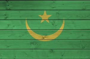 drapeau de la mauritanie représenté dans des couleurs de peinture vives sur un vieux mur en bois. bannière texturée sur fond rugueux photo