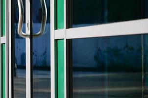 poignée de porte chromée et verre de façade de bureau en aluminium moderne photo