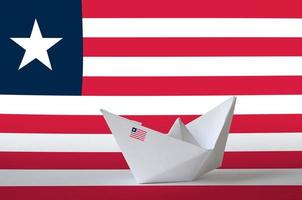 drapeau du libéria représenté sur papier gros plan de navire origami. concept d'art fait à la main photo