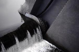 une image de l'eau qui coule. le barrage est conçu pour réguler le niveau d'eau dans les rivières de la ville et pour fournir de l'eau technique aux objets industriels photo