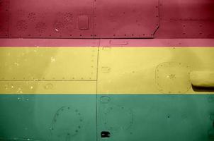 drapeau de la bolivie représenté sur la partie latérale d'un gros plan d'hélicoptère blindé militaire. arrière-plan conceptuel des avions des forces armées photo