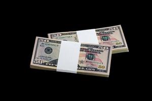 liasse de billets d'un dollar américain isolés sur fond noir. pack d'argent américain avec une haute résolution sur fond noir parfait photo